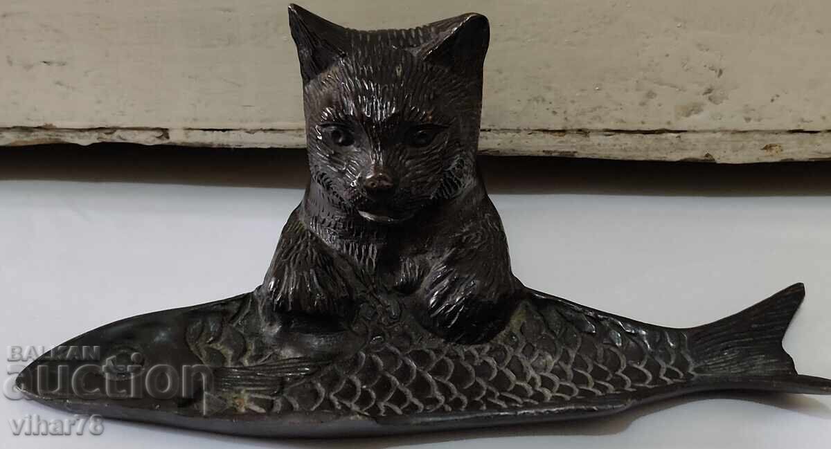 FIGURĂ VECHE DIN FONTĂ, SUPORT PENTRU STILOU