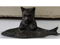 FIGURĂ VECHE DIN FONTĂ, SUPORT PENTRU STILOU