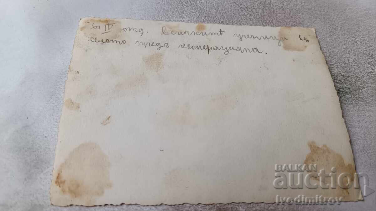 Licitație Fotografie Elevi și profesori în fața Cooperativei de Credit Unitatea