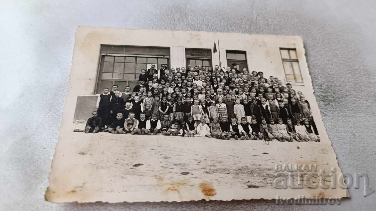 Fotografie Elevi și profesori în fața Cooperativei de Credit Unitatea