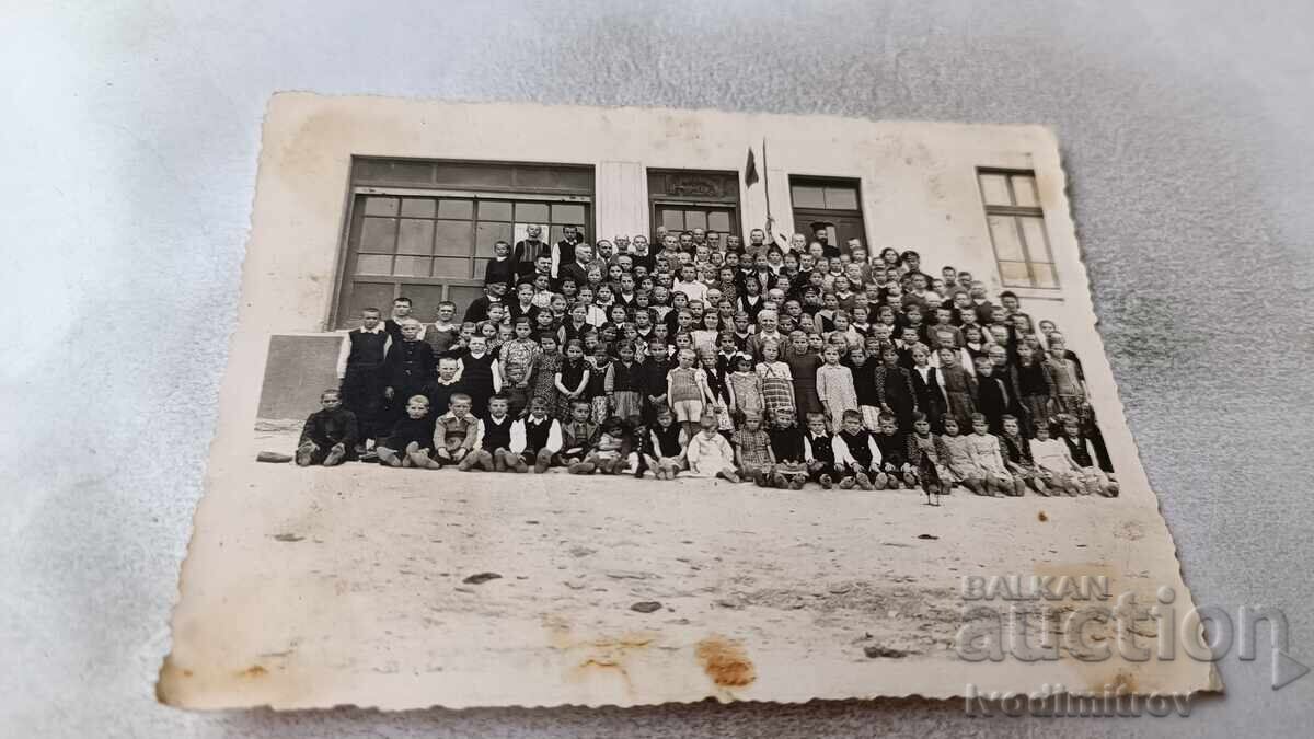 Photo of Students and Teachers in front of Unity Credit Cooperative