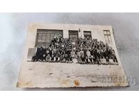 Φωτογραφία Μαθητών και Δασκάλων μπροστά από την Πιστωτική Συνεταιριστική Ένωση Ενότητα