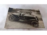 Снимка Малко момиченце в ретро лек автомобил