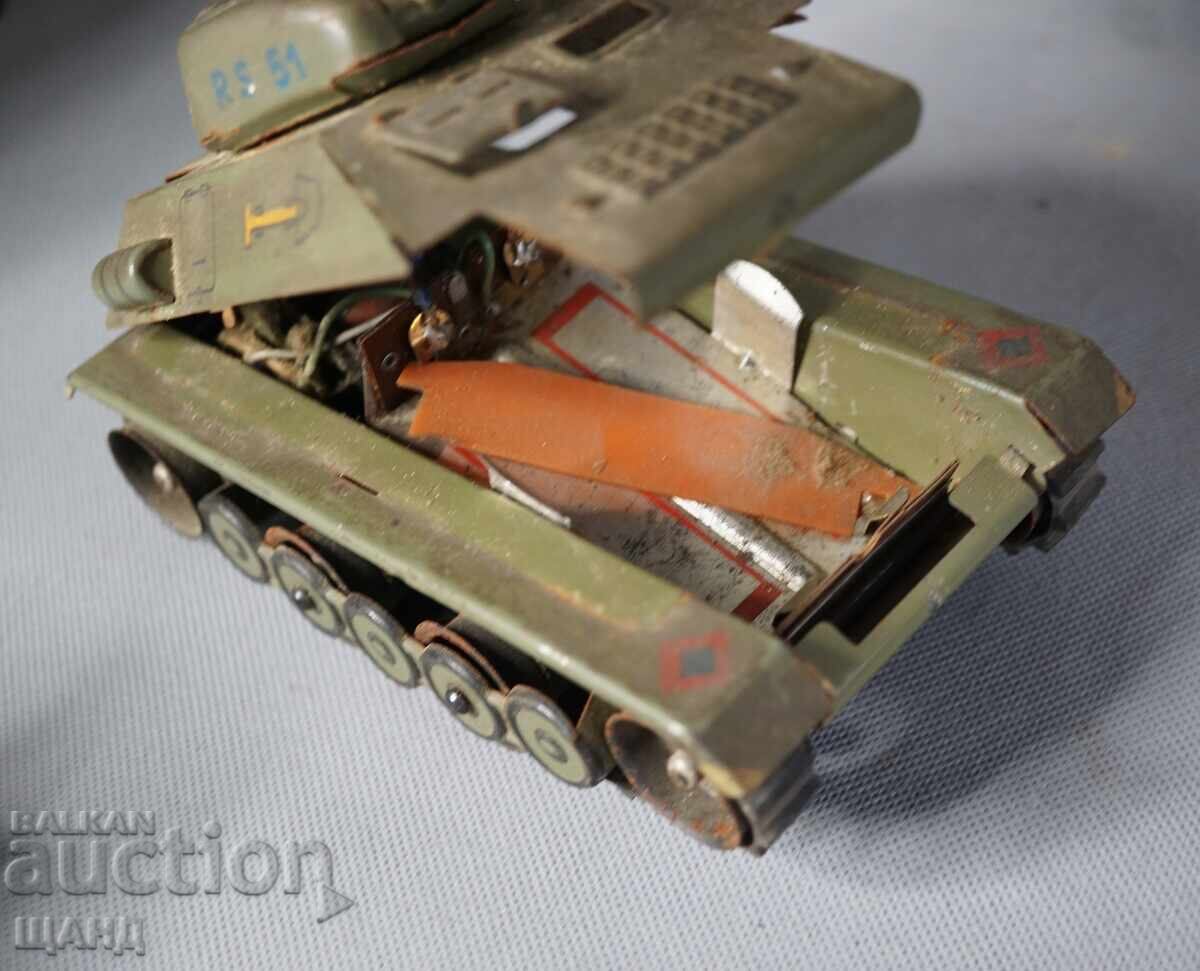 Old German metal toy tank model, battery-operated - 7 Old German metal toy tank model, battery-operated - 7