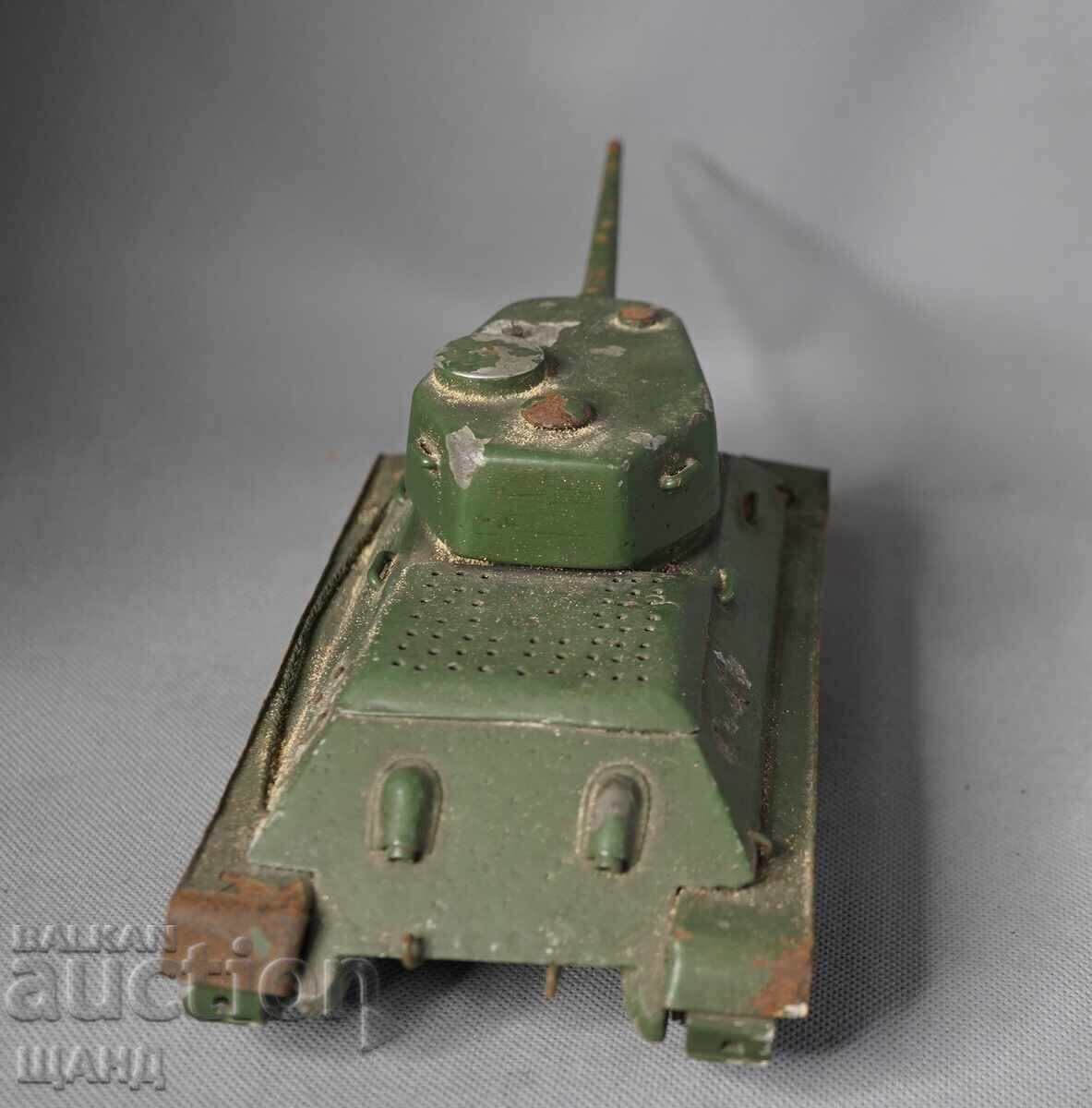 Delivery of Old metal military tank model Delivery of Old metal military tank model