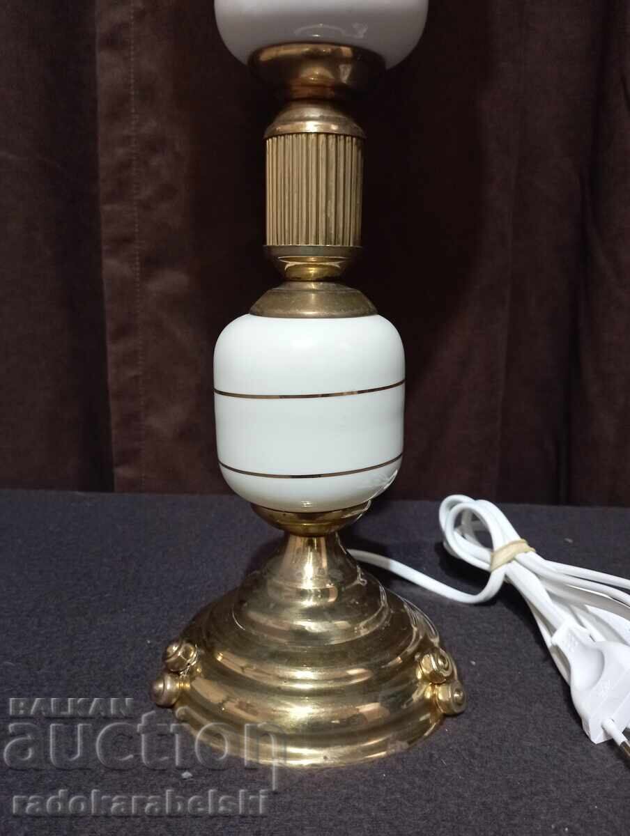 Licitație Set de două lămpi din porțelan cu abajururi din sticlă albă