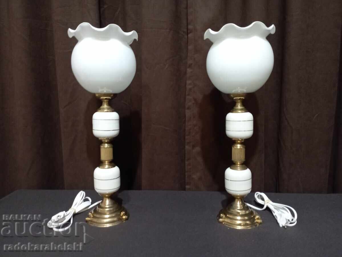 Set de două lămpi din porțelan cu abajururi din sticlă albă