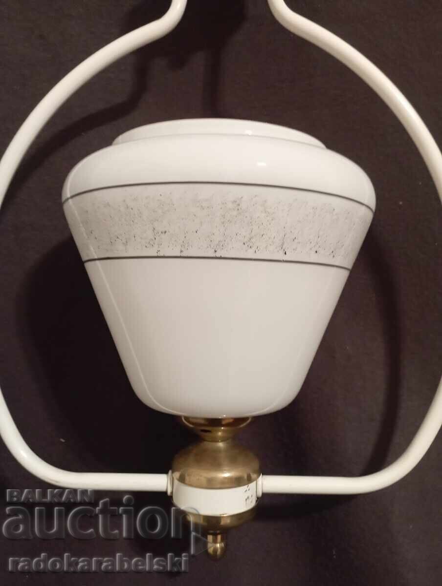 Un frumos candelabru alb cu o nuanta de sticla alba cu preț 19.90 BGN | € 10.17