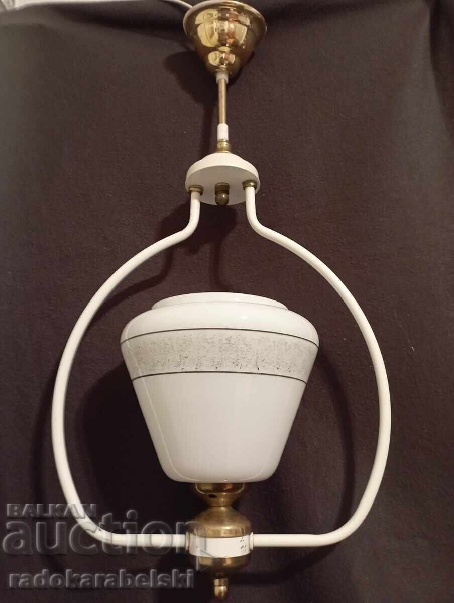 Un frumos candelabru alb cu o nuanta de sticla alba