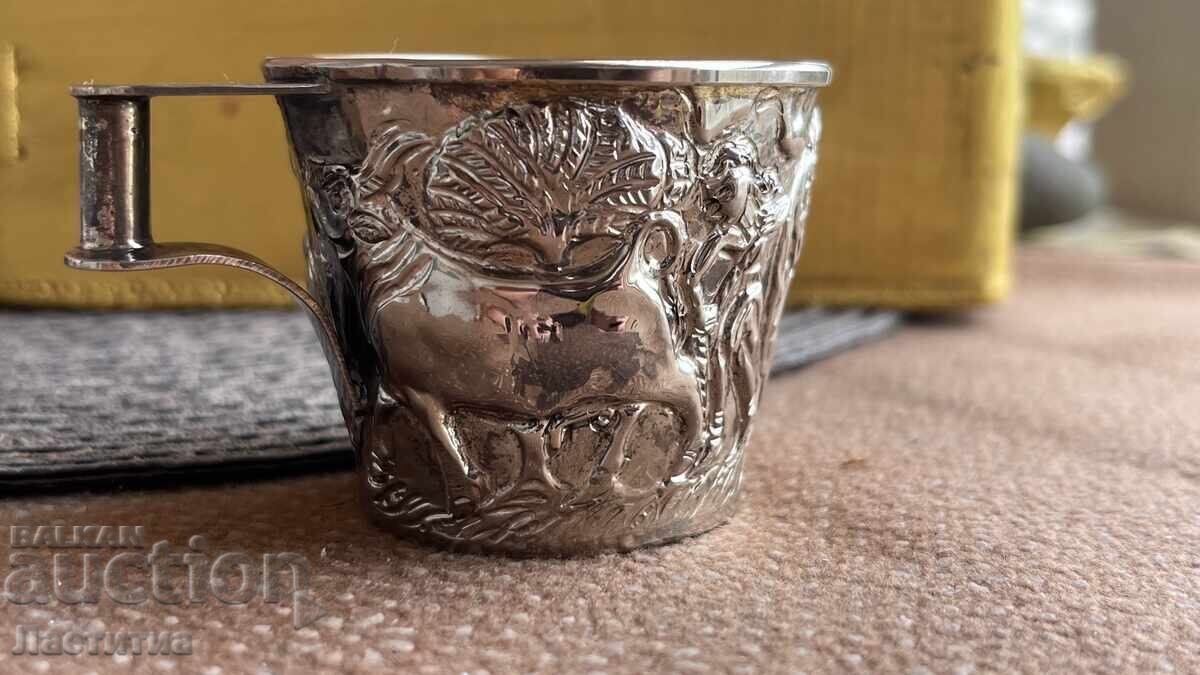 Ceașcă de argint cu scene antice cu preț 400.00 BGN | € 204.52 Ceașcă de argint cu scene antice cu preț 400.00 BGN | € 204.52
