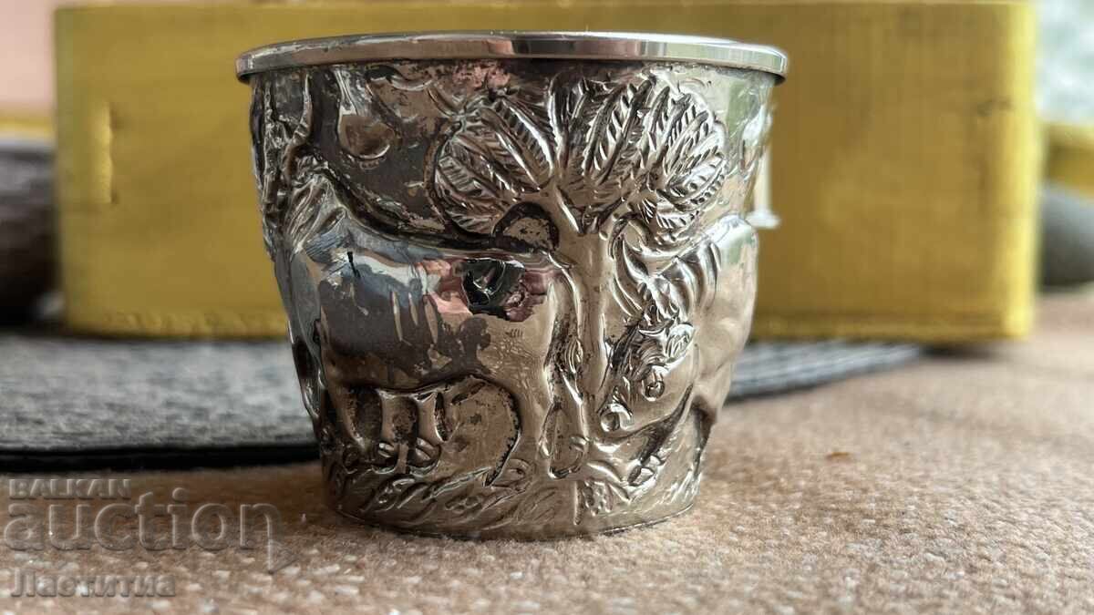 Licitație Ceașcă de argint cu scene antice Licitație Ceașcă de argint cu scene antice
