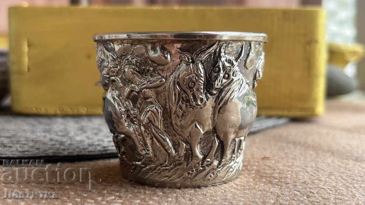 Ceașcă de argint cu scene antice Ceașcă de argint cu scene antice