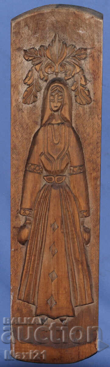 Χειροποίητο ξυλόγλυπτο πάνελ, παραδοσιακή φορεσιά με τιμή 200.00 BGN | € 102.26