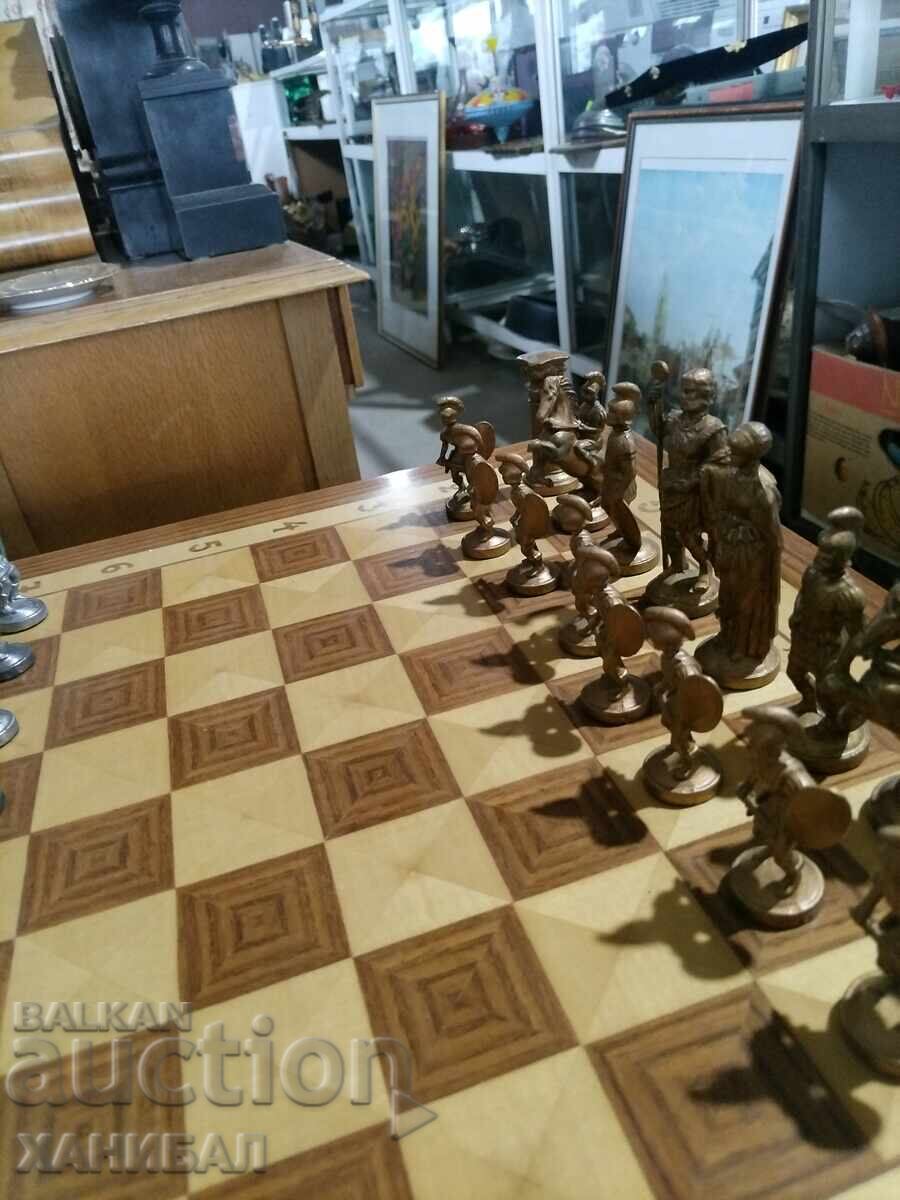 Auction  BEAUTIFUL CHESS SET WITH METAL FIGURES