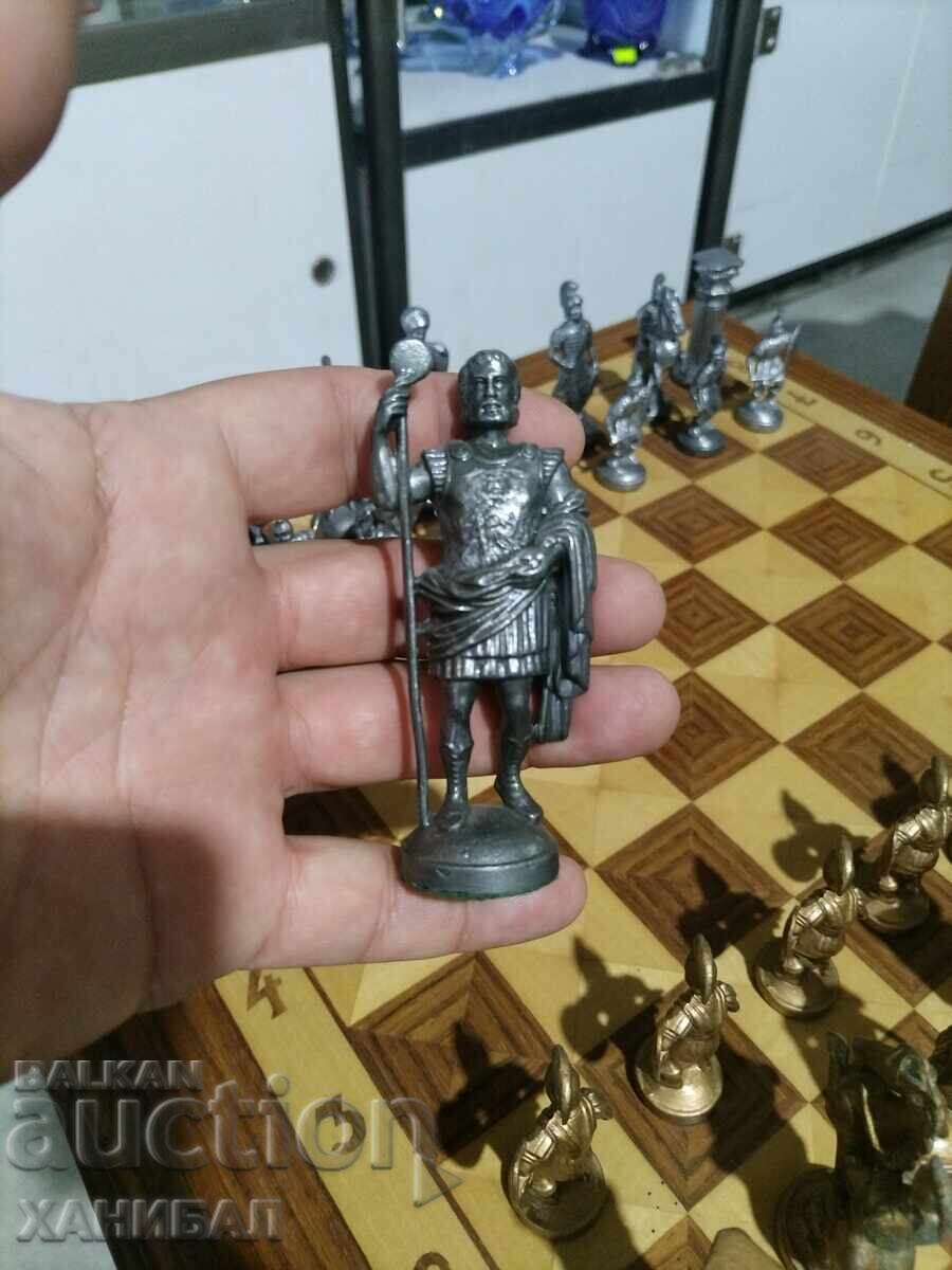 Delivery of BEAUTIFUL CHESS SET WITH METAL FIGURES