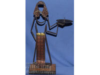 Декоративен свещник фигура на жена в носия