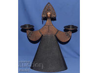 Sfeșnic metalic rusesc decorativ, femeie în costum tradițional