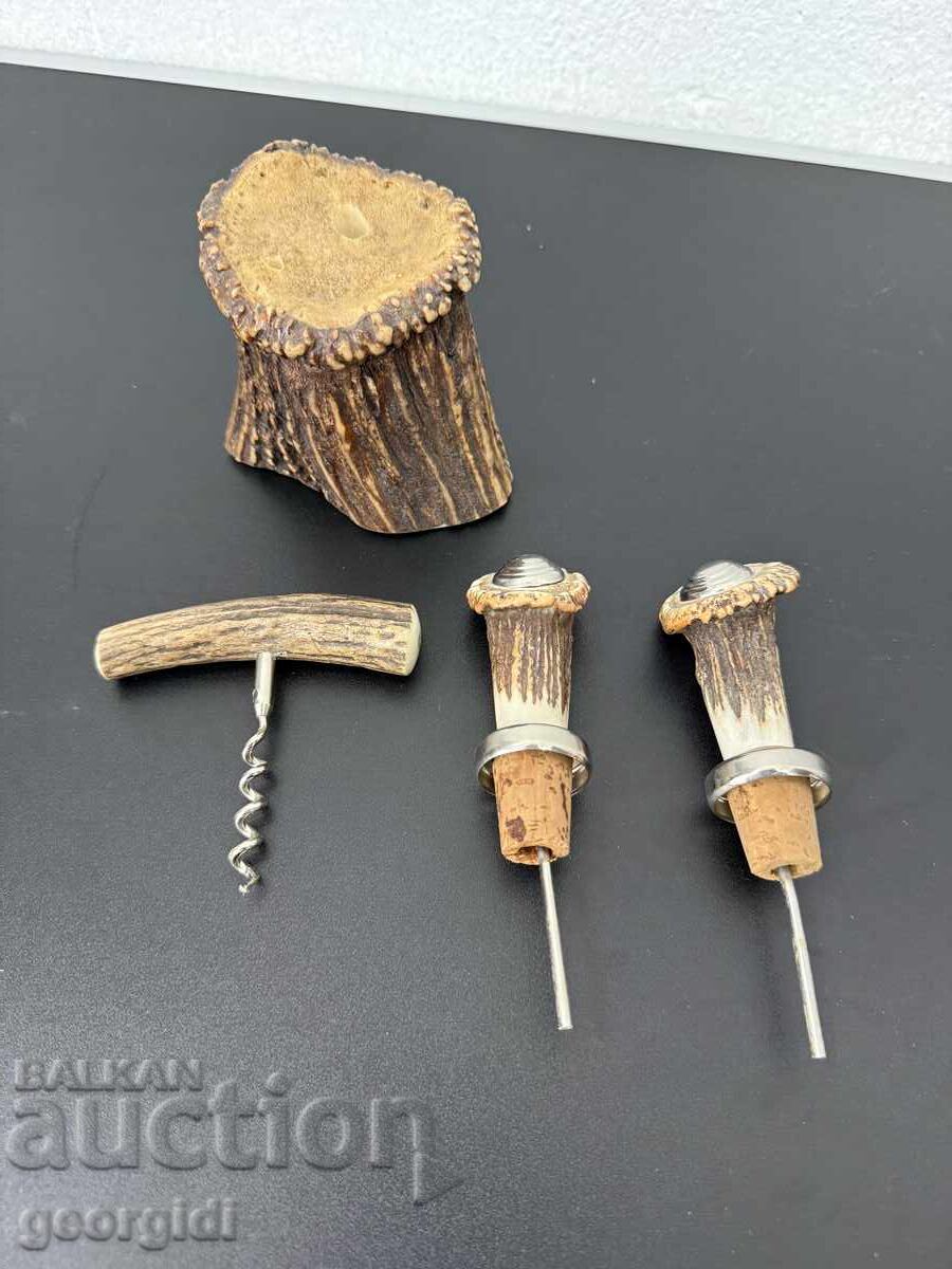 Auction  Wine accessory set made of deer antler. No. 7487
