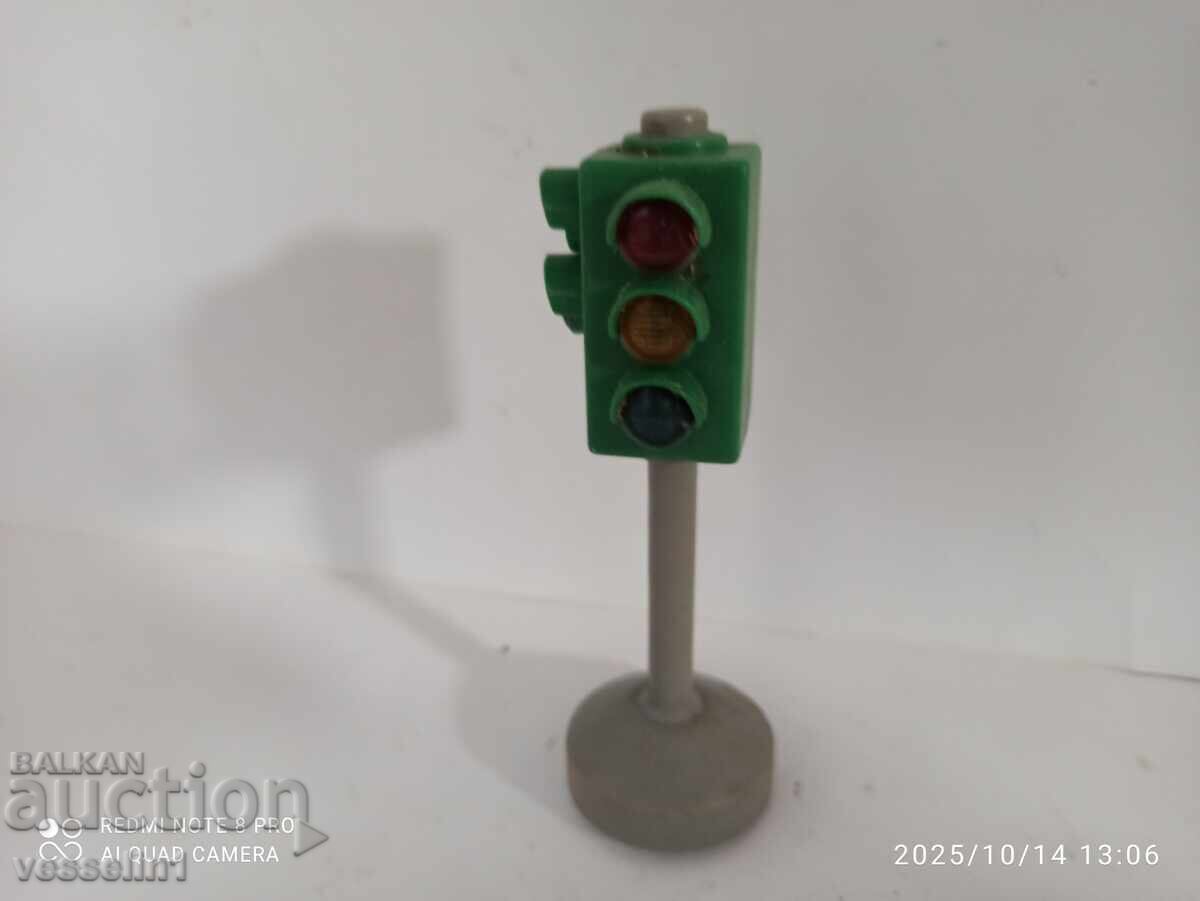 Μοντέλο φωτεινού σηματοδότη κατάλληλο για διοράματα φανάρι σηματοδότη 12cm με τιμή 16.00 BGN | € 8.18