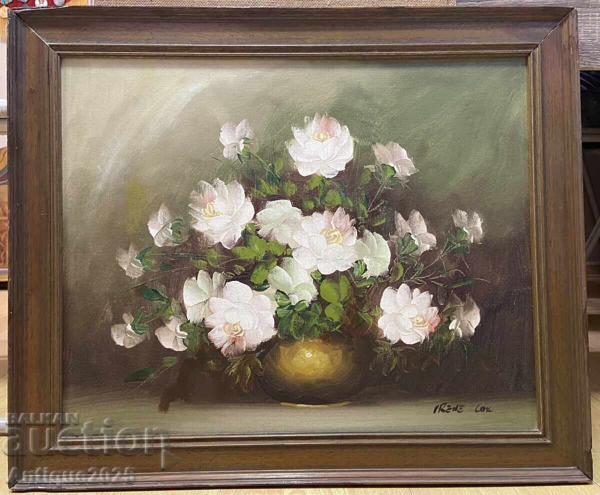 Trandafiri albi într-o vază de aur (Irene Lok)