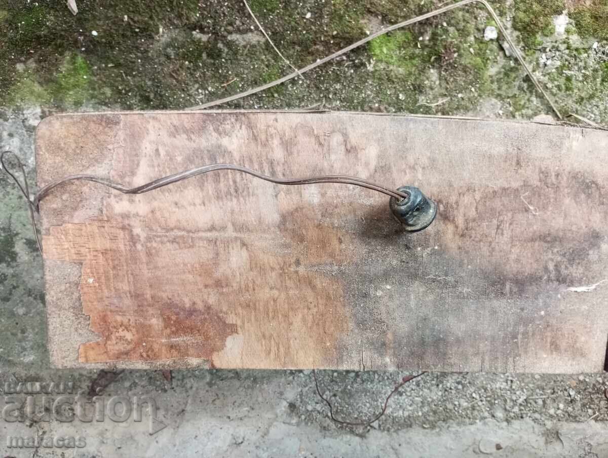 Ένα παλιό ραδιόφωνο με τιμή 30.00 BGN | € 15.34 Ένα παλιό ραδιόφωνο με τιμή 30.00 BGN | € 15.34