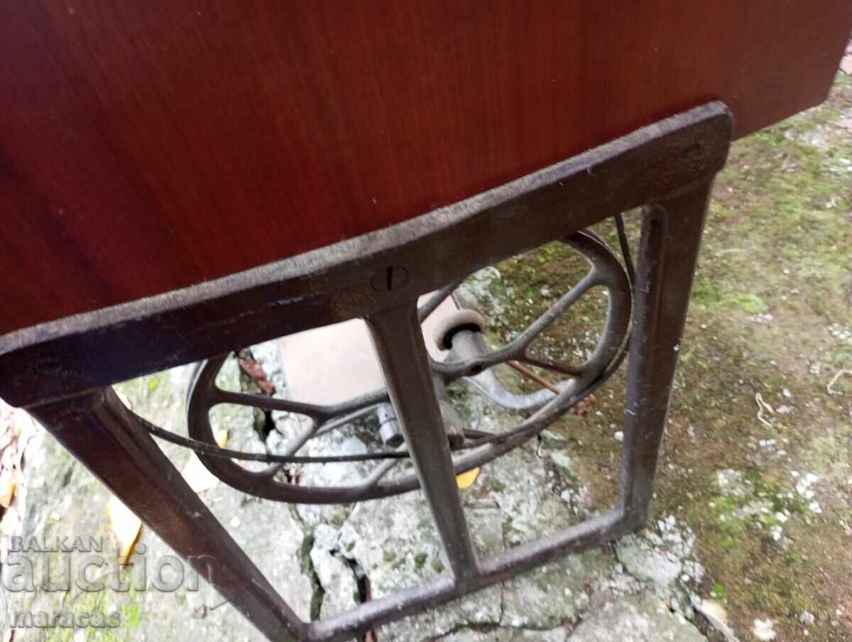 Livrarea Mașină de cusut veche cu picioare metalice