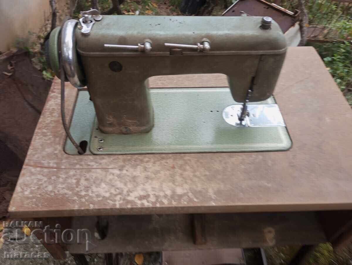 Mașină de cusut veche cu picioare metalice