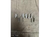 Nu pot traduce asta, deoarece nu este o frază sau un titlu valid în limba engleză