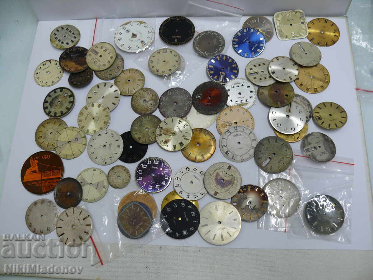 O mulțime de cadrane sovietice de ceas de mână O mulțime de cadrane sovietice de ceas de mână