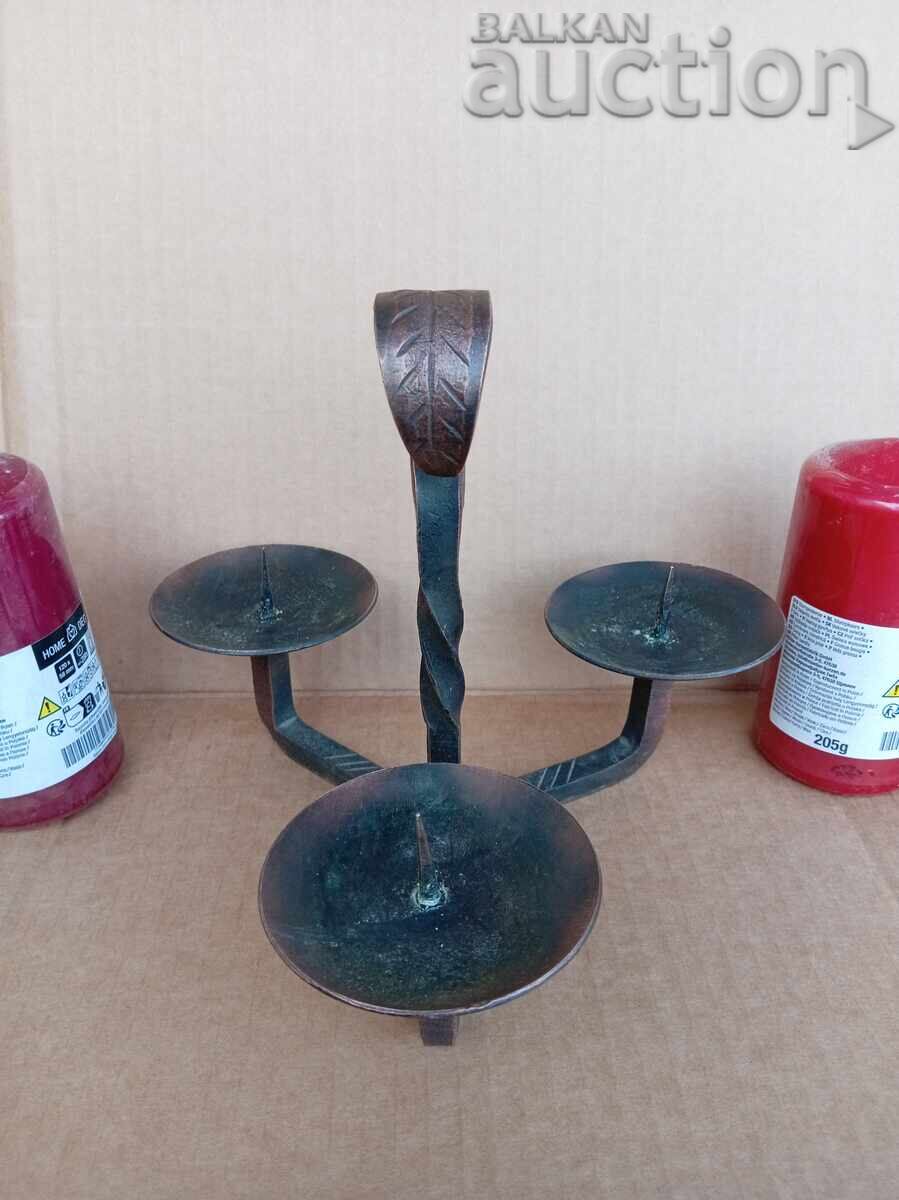 Старинен железен с медно покритие ръчно изработен свещник