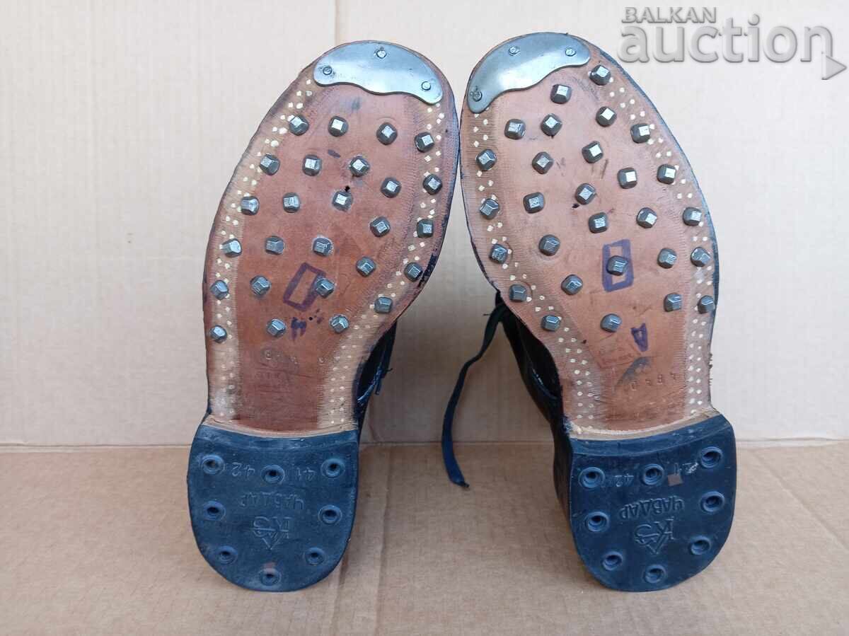 Παλιά στρατιωτικά άρβυλα με κορδόνια, αχρησιμοποίητα με τιμή 71.00 BGN | € 36.30 Παλιά στρατιωτικά άρβυλα με κορδόνια, αχρησιμοποίητα με τιμή 71.00 BGN | € 36.30