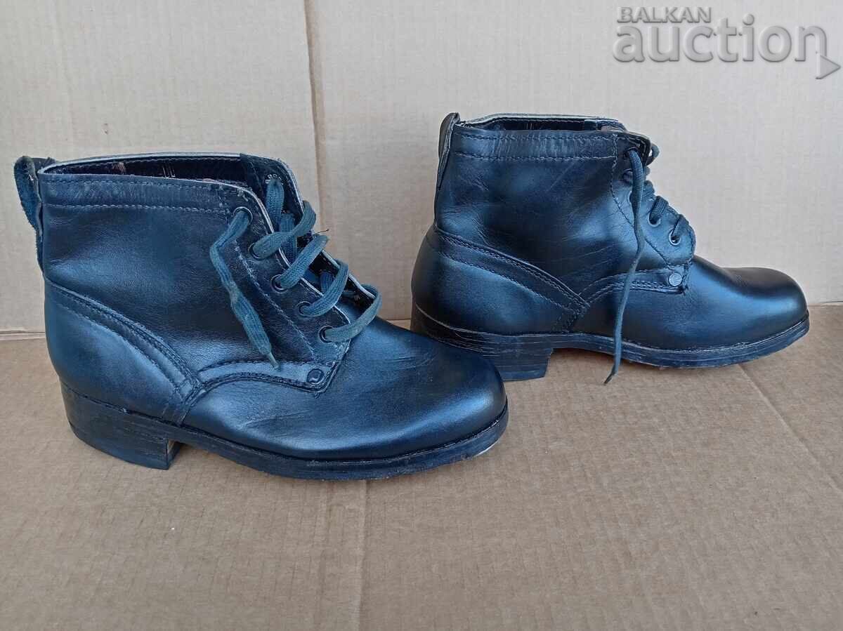 Παράδοση Παλιά στρατιωτικά άρβυλα με κορδόνια, αχρησιμοποίητα Παράδοση Παλιά στρατιωτικά άρβυλα με κορδόνια, αχρησιμοποίητα