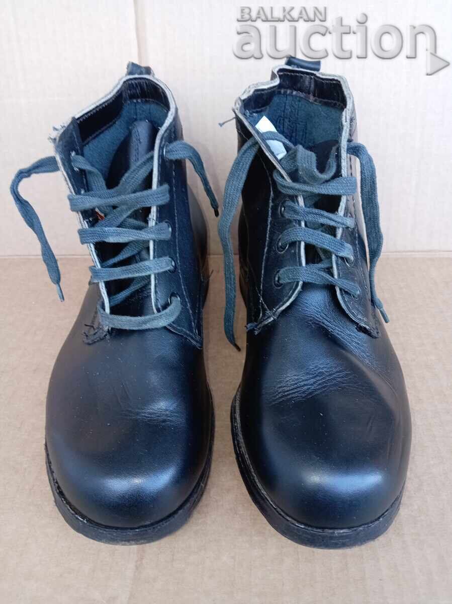 Παλιά στρατιωτικά άρβυλα με κορδόνια, αχρησιμοποίητα Παλιά στρατιωτικά άρβυλα με κορδόνια, αχρησιμοποίητα