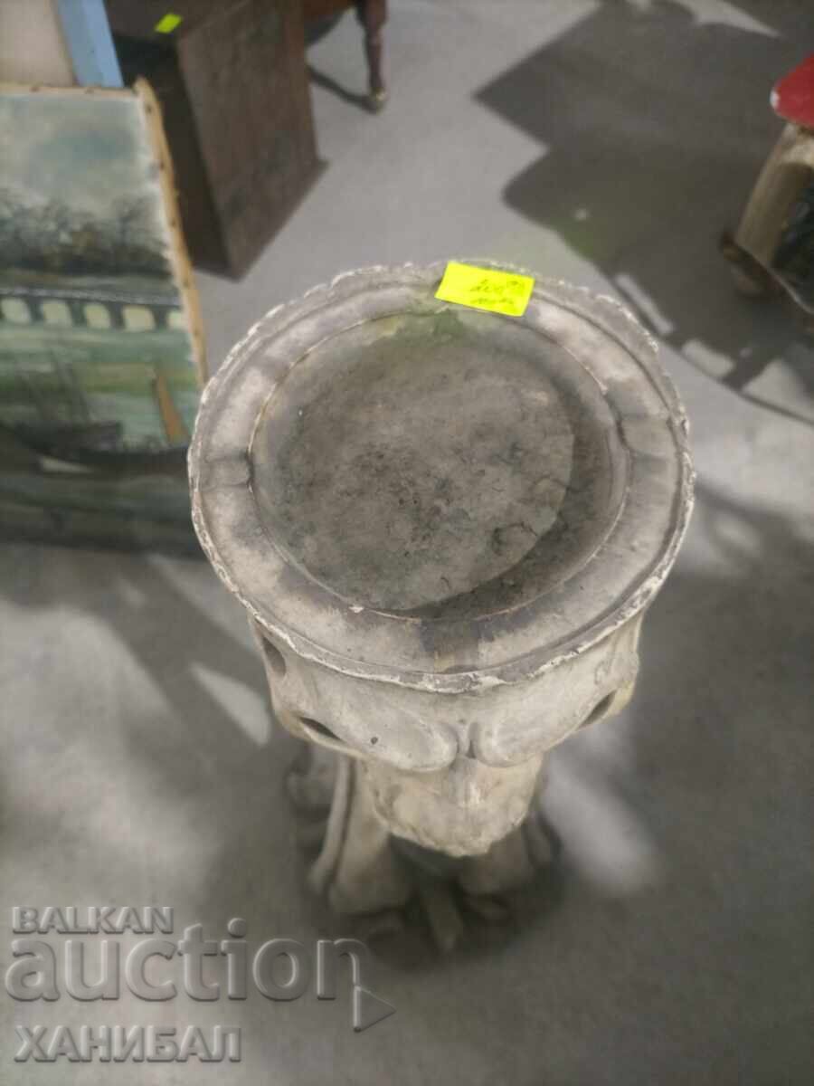 PEPELNIȚĂ DE DESIGN CU CRANIU ȘI OASE, SEMNATĂ cu preț 300.00 BGN | € 153.39