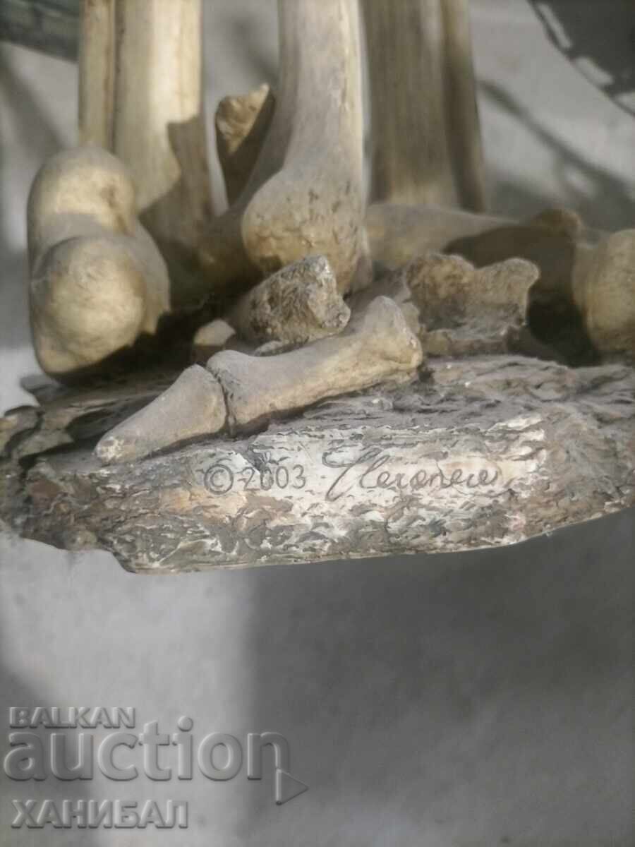 Licitație PEPELNIȚĂ DE DESIGN CU CRANIU ȘI OASE, SEMNATĂ