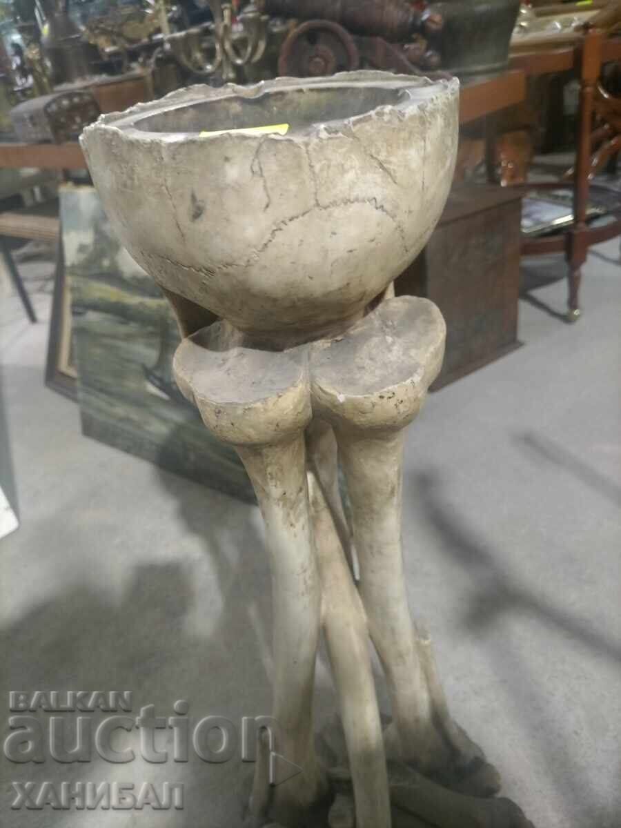 Livrarea PEPELNIȚĂ DE DESIGN CU CRANIU ȘI OASE, SEMNATĂ