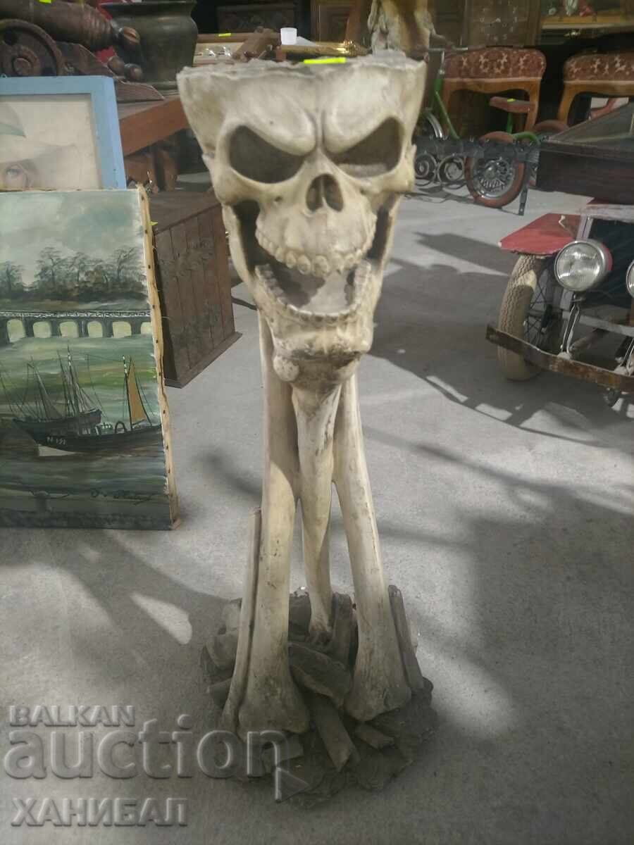 PEPELNIȚĂ DE DESIGN CU CRANIU ȘI OASE, SEMNATĂ