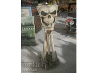 PEPELNIȚĂ DE DESIGN CU CRANIU ȘI OASE, SEMNATĂ