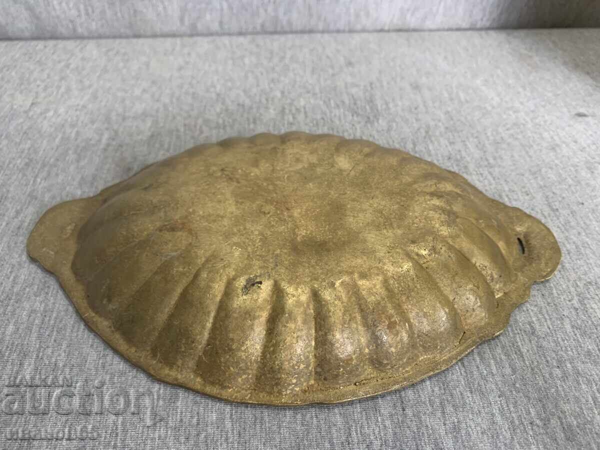 Delivery of bronze vessel Delivery of bronze vessel