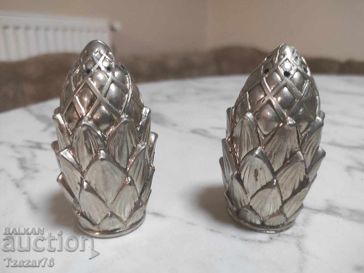 Auction  Salt shakers