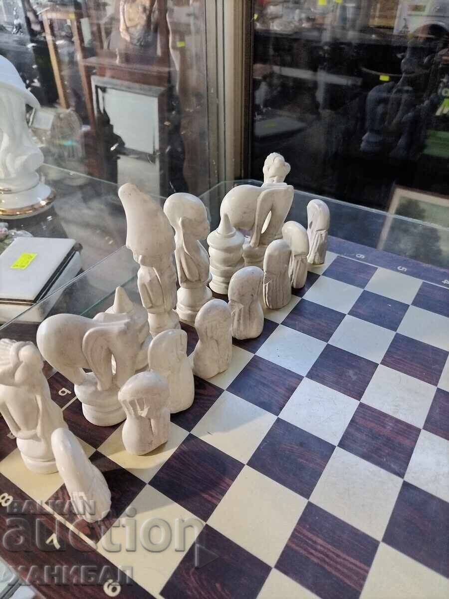 ИНТЕРЕСЕН ШАХ С КАМЕННИ ФИГУРИ. с цена € 90.00 | 176.03 лв.