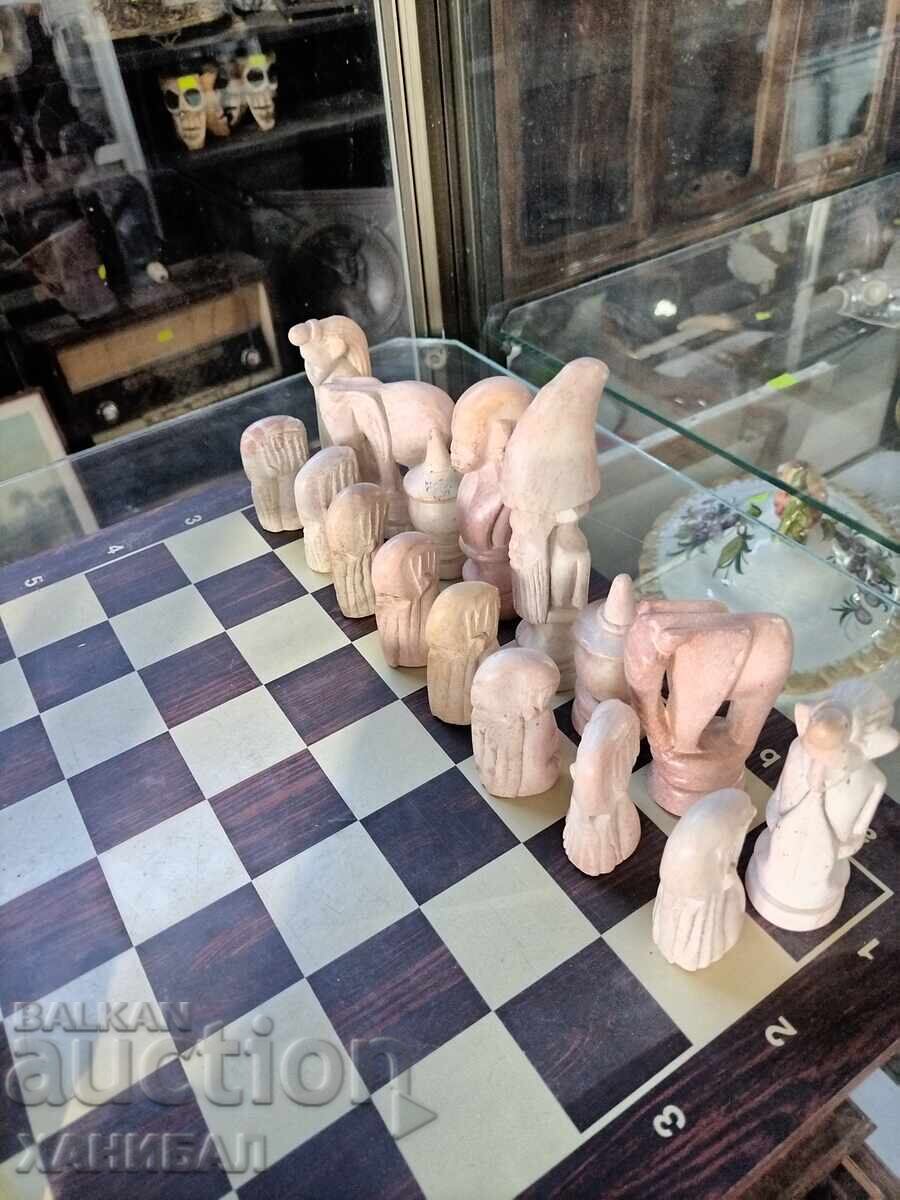Licitație UN ȘAH INTERESANT CU PIESE DIN PIATRĂ
