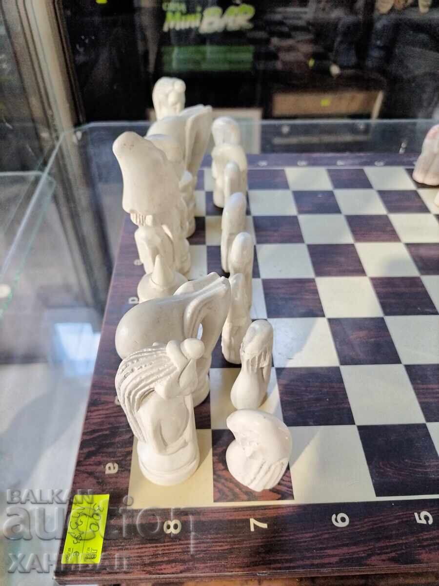 Livrarea UN ȘAH INTERESANT CU PIESE DIN PIATRĂ