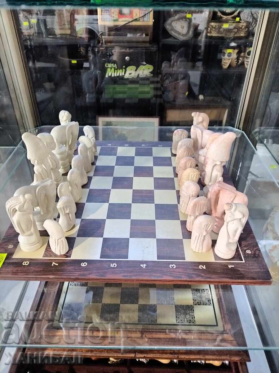 UN ȘAH INTERESANT CU PIESE DIN PIATRĂ