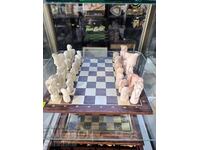 UN ȘAH INTERESANT CU PIESE DIN PIATRĂ