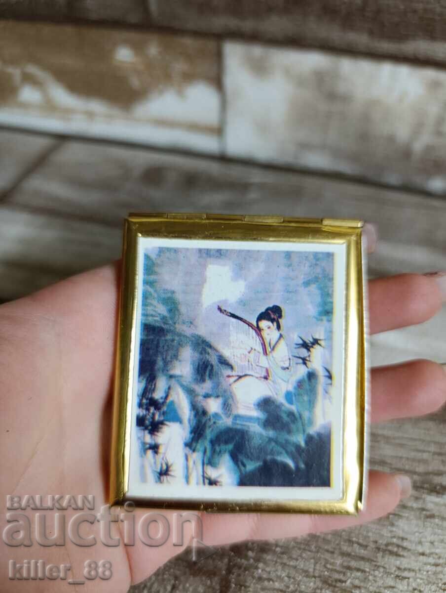 Caiet vechi din bronz Caiet vechi din bronz