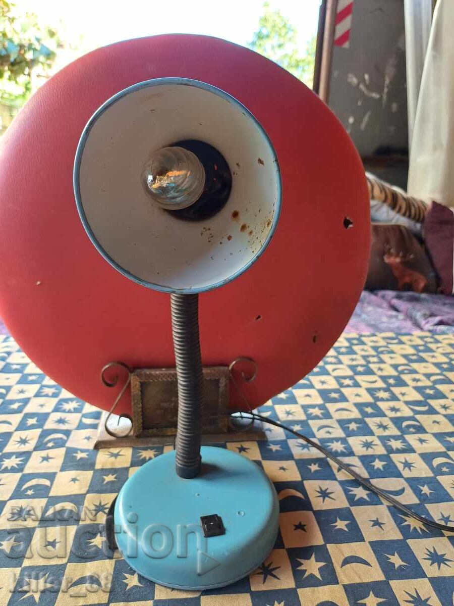 Стара метална лампа