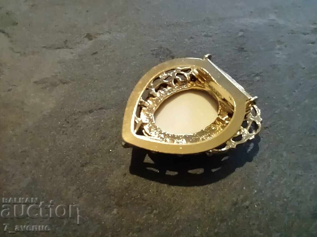 Delivery of Brooch clip for scarf, love scene, meeting 17.10.25