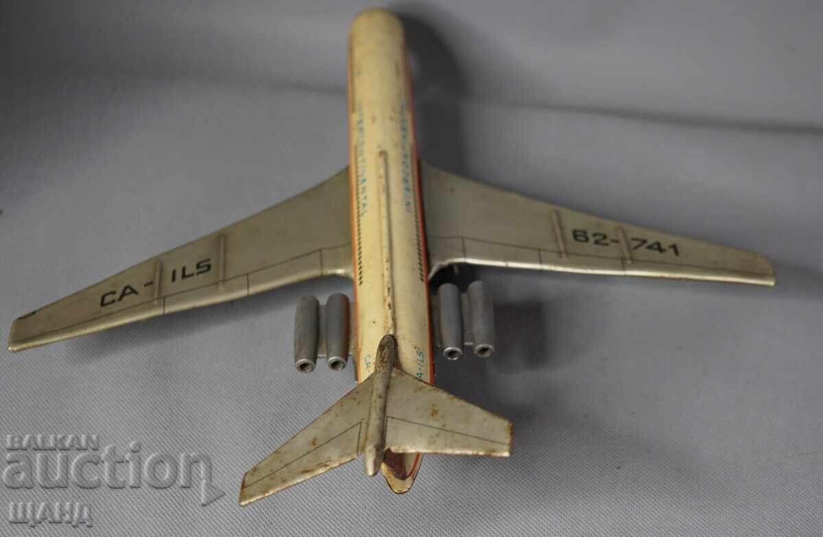 Licitație IL 62 Jucărie veche din tablă metalică model avion
