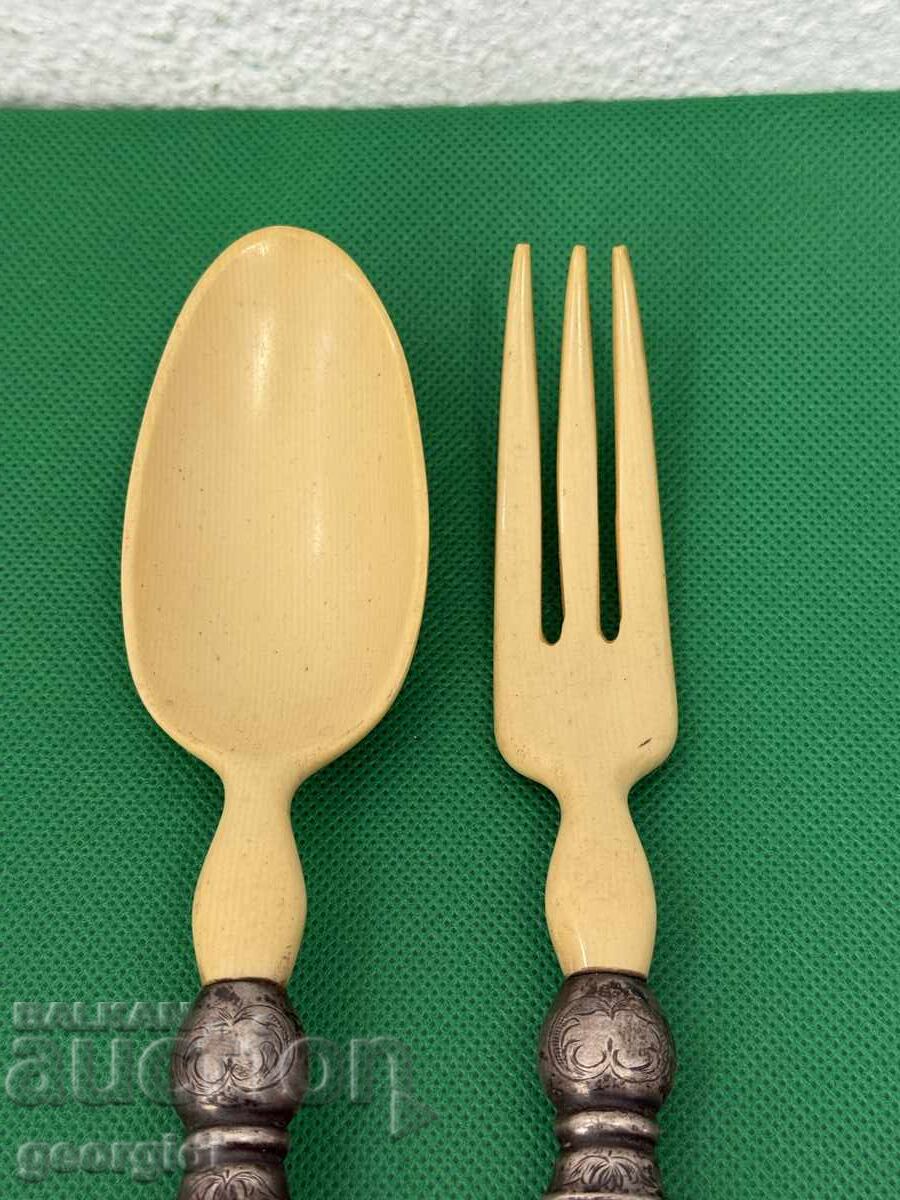 Tacâmuri de salată din argint cu os de elefant. №7507 cu preț 155.00 BGN | € 79.25